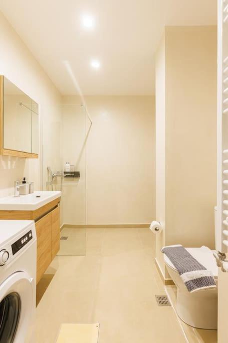Apartment Snug With Shared Garden Ii *